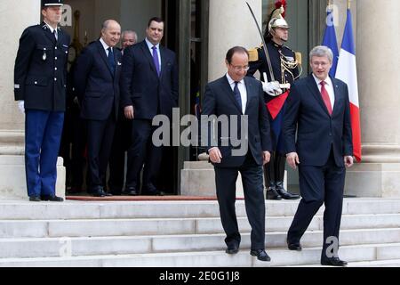Il presidente francese Francois Hollande accompagna il primo ministro canadese Stephen Harper dopo un incontro al palazzo presidenziale Elysee a Parigi, in Francia, il 7 giugno 2012. Foto di Stephane Lemouton/ABACAPRESS.COM. Foto Stock