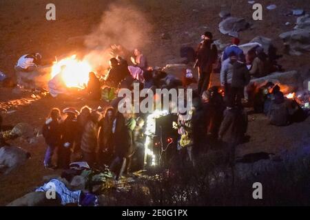 Eype, Dorset, Regno Unito. 31 dicembre 2020. Un grande gruppo di nuovi rivelatori vigilia di anni che violano le regole di Covid-19 e regola di sei per avere una festa sulla spiaggia a Eype in Dorset. Si stima che la loro siano 20-30 persone raggruppate vicino nella zona di livello 3. Picture Credit: Graham Hunt/Alamy Live News Foto Stock