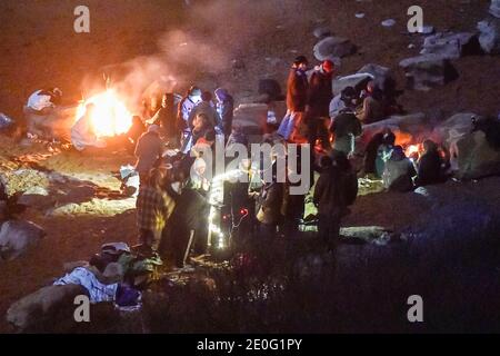 Eype, Dorset, Regno Unito. 31 dicembre 2020. Un grande gruppo di nuovi rivelatori vigilia di anni che violano le regole di Covid-19 e regola di sei per avere una festa sulla spiaggia a Eype in Dorset. Si stima che la loro siano 20-30 persone raggruppate vicino nella zona di livello 3. Picture Credit: Graham Hunt/Alamy Live News Foto Stock