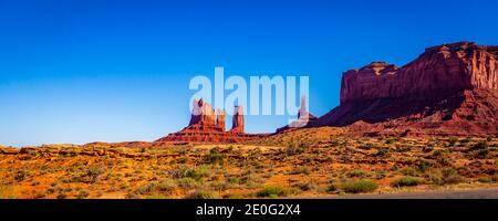 Stagecoach, Orso e coniglio, Castle Rock, Re sul suo trono, e Saddleback Butte al Monument Valley Navajo Tribal Park, Navajo Nation Foto Stock