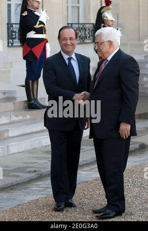 Il presidente francese Francois Hollande stringe le mani con il presidente dell'autorità palestinese Mahmoud Abbas prima di un incontro presso il palazzo presidenziale Elysee a Parigi, in Francia, l'8 giugno 2012. Foto di Stephane Lemouton/ABACAPRESS.COM Foto Stock