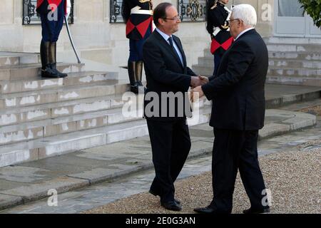 Il presidente francese Francois Hollande stringe le mani con il presidente dell'autorità palestinese Mahmoud Abbas prima di un incontro presso il palazzo presidenziale Elysee a Parigi, in Francia, l'8 giugno 2012. Foto di Stephane Lemouton/ABACAPRESS.COM Foto Stock