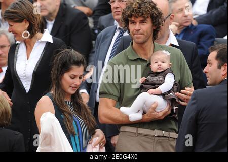 Gustavo Kuerten partecipa alla finale maschile dell'Open Francese 2012, disputata allo stadio Roland Garros di Parigi, Francia, il 10 giugno 2012. La finale dell'Open Francese tra Rafael Nadal e Novak Djokovic riprenderà lunedì dopo la sospensione del gioco a causa della pioggia. Foto di Gorassini-Guibbaud/ABACAPRESS.COM Foto Stock