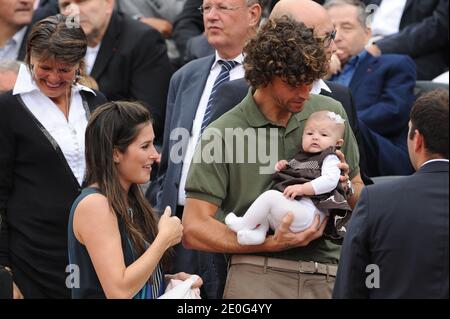 Gustavo Kuerten partecipa alla finale maschile dell'Open Francese 2012, disputata allo stadio Roland Garros di Parigi, Francia, il 10 giugno 2012. La finale dell'Open Francese tra Rafael Nadal e Novak Djokovic riprenderà lunedì dopo la sospensione del gioco a causa della pioggia. Foto di Gorassini-Guibbaud/ABACAPRESS.COM Foto Stock