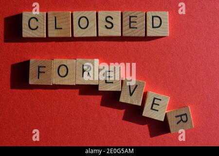 Chiuso Forever, parole in lettere alfabetiche in legno isolate su sfondo rosso Foto Stock