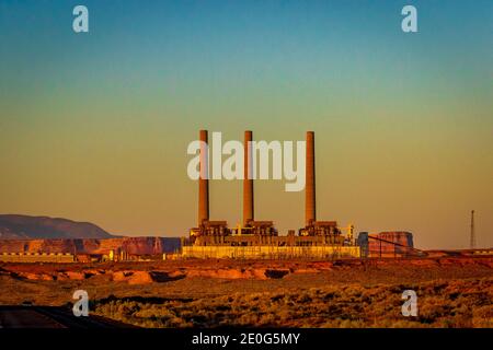 La stazione di generazione di Navajo è una centrale elettrica alimentata a carbone situata sulla nazione di Navajo, vicino a Page, Arizona Foto Stock