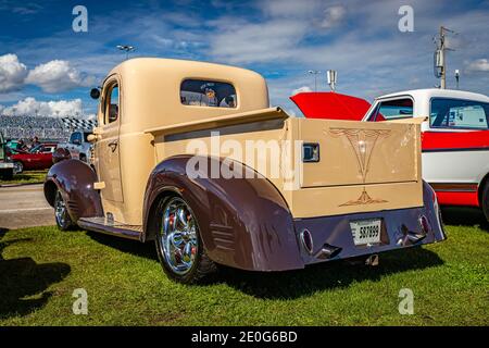 Daytona Beach, FL - 28 novembre 2020: 1947 Dodge pick Truck presso una mostra auto locale. Foto Stock