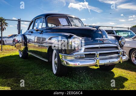 Daytona Beach, FL - 28 novembre 2020: 1951 Chevrolet Deluxe ad una mostra di auto locale. Foto Stock