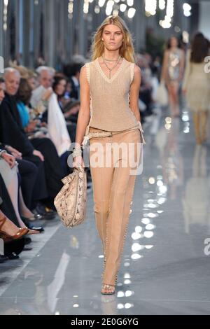 Un modello percorre la pista durante la mostra della Collezione di crociere Salvatore Ferragamo 2013 presentata alla Galerie Denon al Museo del Louvre di Parigi, in Francia, il 12 giugno 2012. Foto di Nicolas Gouhier/ABACAPRESS.COM Foto Stock