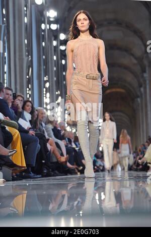 Un modello percorre la pista durante la mostra della Collezione di crociere Salvatore Ferragamo 2013 presentata alla Galerie Denon al Museo del Louvre di Parigi, in Francia, il 12 giugno 2012. Foto di Nicolas Gouhier/ABACAPRESS.COM Foto Stock