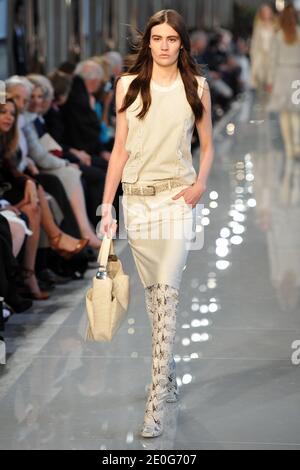 Un modello percorre la pista durante la mostra della Collezione di crociere Salvatore Ferragamo 2013 presentata alla Galerie Denon al Museo del Louvre di Parigi, in Francia, il 12 giugno 2012. Foto di Nicolas Gouhier/ABACAPRESS.COM Foto Stock