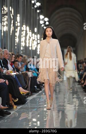 Un modello percorre la pista durante la mostra della Collezione di crociere Salvatore Ferragamo 2013 presentata alla Galerie Denon al Museo del Louvre di Parigi, in Francia, il 12 giugno 2012. Foto di Nicolas Gouhier/ABACAPRESS.COM Foto Stock