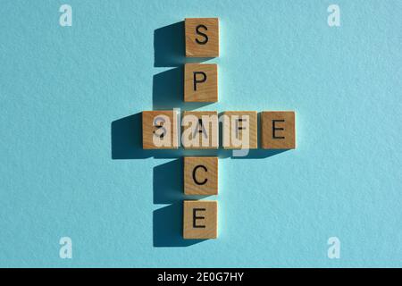 Sicuro, spazio, parole in lettere alfabetiche in legno isolate su sfondo blu Foto Stock
