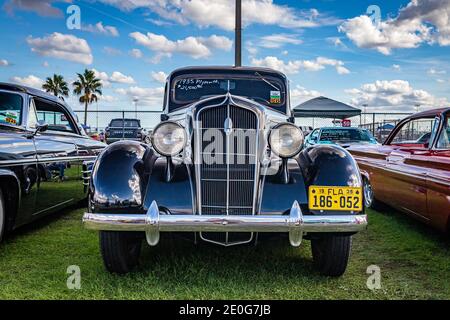 Daytona Beach, FL - 28 novembre 2020: 1935 Plymouth coupé ad una mostra di auto locale. Foto Stock