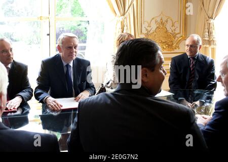 Il primo ministro francese Jean-Marc Ayrault (2ndL) parla con il leader dei socialdemocratici tedeschi (SPD) Sigmar Gabriel (2ndR), affiancato dal suo vice Peer Steinbrueck (R) e dal leader del gruppo parlamentare SPD Frank-Walter Steinmeier (L) durante un incontro all'Hotel de Matignon, a Parigi, in Francia, il 13 giugno 2012. Foto di Stephane Lemouton/ABACAPRESS.COM. Foto Stock