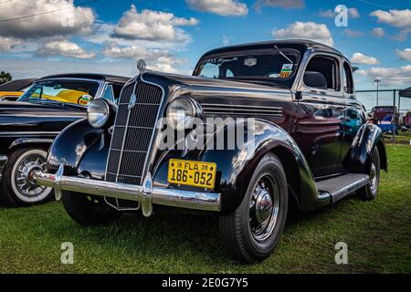 Daytona Beach, FL - 28 novembre 2020: 1935 Plymouth coupé ad una mostra di auto locale. Foto Stock