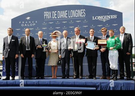 Eric Woerth, Karim Aga Khan IV, Principessa Zara Aga Khan, 'Mentalist' Simon Baker e fantino irlandese John Patrick Murtagh partecipano al Prix de Diane 2012 corse di cavalli presso l'ippodromo di Chantilly vicino a Parigi, Francia, il 17 giugno 2012. Foto di Nicolas Briquet/ABACAPRESS.COM Foto Stock