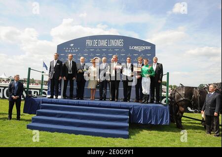 Eric Woerth, Karim Aga Khan IV, Principessa Zara Aga Khan, 'Mentalist' Simon Baker e fantino irlandese John Patrick Murtagh partecipano al Prix de Diane 2012 corse di cavalli presso l'ippodromo di Chantilly vicino a Parigi, Francia, il 17 giugno 2012. Foto di Nicolas Briquet/ABACAPRESS.COM Foto Stock