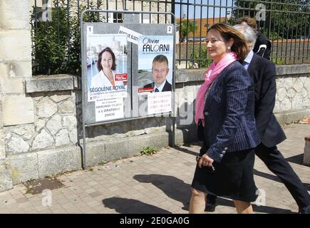 Partito socialista (PS) candidato nella prima circoscrizione del dipartimento Charente-Maritime per le elezioni parlamentari Segolene Royal è raffigurato durante il secondo turno delle elezioni parlamentari a la Rochelle, Francia occidentale, 17 giugno 2012. Foto di Patrick Bernard/ABACAPRESS.COM Foto Stock