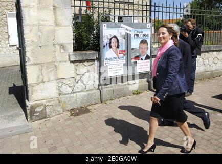 Partito socialista (PS) candidato nella prima circoscrizione del dipartimento Charente-Maritime per le elezioni parlamentari Segolene Royal è raffigurato durante il secondo turno delle elezioni parlamentari a la Rochelle, Francia occidentale, 17 giugno 2012. Foto di Patrick Bernard/ABACAPRESS.COM Foto Stock