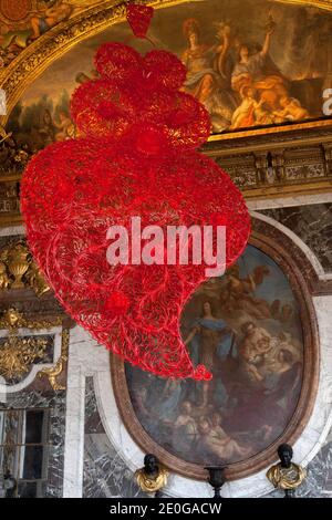 Una foto scattata il 18 giugno 2012 mostra l'opera realizzata con forchette e cucchiai in plastica rossa, ferro dipinto, catene metalliche, "cuore indipendente", della pittrice d'arte contemporanea portoghese Joana Vasconcelos, presso la Reggia di Versailles, durante una visita alla stampa della mostra "Joana Vasconcelos Versailles", In funzione dal 19 giugno al 30 settembre 2012. Vasconcelos sarà la prima donna e la più giovane artista a mostrare il suo lavoro nel contesto di Versailles. Foto di Stephane Lemouton/ABACAPRESS.COM. Foto Stock