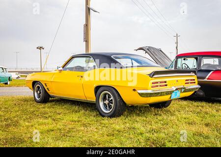 Daytona Beach, FL - 29 novembre 2020: 1969 Pontiac Firebird ad una mostra locale di auto. Foto Stock