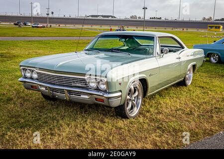 Daytona Beach, FL - 29 novembre 2020: 1966 Chevrolet Impala in occasione di una mostra di auto locale. Foto Stock