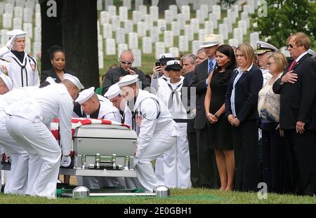 Il team di guardia d'onore porta il cofanetto dell'ufficiale della Marina militare degli Stati Uniti Sean E. Brazas di Greensboro, N.C., durante il suo servizio di sepoltura il 19 giugno 2012 al cimitero nazionale di Arlington, Virginia, USA. Brazas è stato ucciso il mese scorso in Afghanistan da un cecchino nemico mentre stava aiutando la sua unità a bordo di un elicottero. Foto di Olivier Douliery/ABACAPRESS.COM Foto Stock