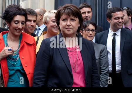 Il primo segretario del Partito Socialista Francese (PS), Martine Aubry e il neoeletto deputato socialista Chynesse Khirouni arrivano all'assemblea nazionale francese prima di partecipare alla riunione del consiglio Nazionale del Partito Socialista (PS) a Parigi, in Francia, il 19 giugno 2012. Foto di Stephane Lemouton/ABACAPRESS.COM Foto Stock