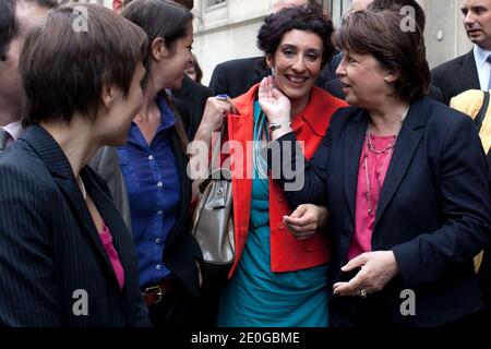 Il primo segretario del Partito Socialista Francese (PS), Martine Aubry e il neoeletto deputato socialista Chynesse Khirouni arrivano all'assemblea nazionale francese prima di partecipare alla riunione del consiglio Nazionale del Partito Socialista (PS) a Parigi, in Francia, il 19 giugno 2012. Foto di Stephane Lemouton/ABACAPRESS.COM Foto Stock