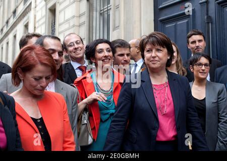 Il primo segretario del Partito Socialista Francese (PS), Martine Aubry e il neoeletto deputato socialista Chynesse Khirouni arrivano all'assemblea nazionale francese prima di partecipare alla riunione del consiglio Nazionale del Partito Socialista (PS) a Parigi, in Francia, il 19 giugno 2012. Foto di Stephane Lemouton/ABACAPRESS.COM Foto Stock