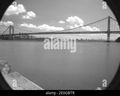 L'iconico ponte George Washington di New York City sul fiume Hudson tra Fort Lee, New Jersey e il Bronx a New York City. Aperto nel 1931. Foto Stock