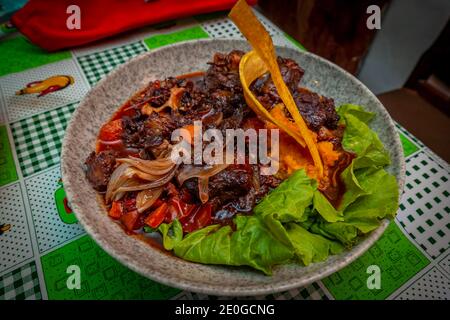 Rabo Encendido, stile cubano Oxtail Stew su yam e lattuga, servito al ristorante Ivan Chef Justo, a l'Avana, Cuba Foto Stock