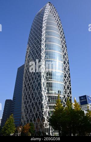 La Tokyo Mode Gakuen Cocoon Tower domina la vista di West Shinjuku, Tokyo JP Foto Stock