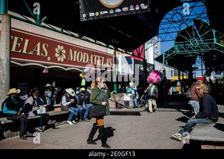 HERMOSILLO, MESSICO DICEMBRE 31: La gente cammina per le strade del centro per lo shopping di fine anno. Vita quotidiana di Hermosillenses, durante l'ultimo giorno dell'anno il 31 dicembre 2020 a Hermosillo, Messico. Anno nuovo (Foto di Luis Gutierrez / Foto Norte) HERMOSILLO, MESSICO DICIEMBRE 31: Personas caminan por las calles del centro de la ciudad para las compras de fin de año. Vida cotidiana de hermosillenses, durante el ultimo dia del año el 31 de Diciembre 2020 en Hermosillo, Messico. Año nuevo (Foto di Luis Gutierrez/Norte Foto). Modatelas Foto Stock