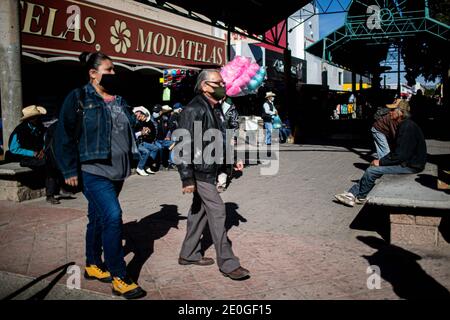 HERMOSILLO, MESSICO DICEMBRE 31: La gente cammina per le strade del centro per lo shopping di fine anno. Vita quotidiana di Hermosillenses, durante l'ultimo giorno dell'anno il 31 dicembre 2020 a Hermosillo, Messico. Anno nuovo (Foto di Luis Gutierrez / Foto Norte) HERMOSILLO, MESSICO DICIEMBRE 31: Personas caminan por las calles del centro de la ciudad para las compras de fin de año. Vida cotidiana de hermosillenses, durante el ultimo dia del año el 31 de Diciembre 2020 en Hermosillo, Messico. Año nuevo (Foto di Luis Gutierrez/Norte Foto). Modatelas Foto Stock