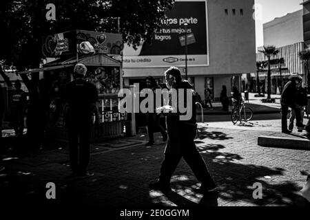 `HERMOSILLO, MESSICO 31 DICEMBRE: La gente cammina per le strade del centro per lo shopping di fine anno. Vita quotidiana di Hermosillenses, durante l'ultimo giorno dell'anno il 31 dicembre 2020 a Hermosillo, Messico. Anno nuovo (Foto di Luis Gutierrez / Foto Norte) HERMOSILLO, MESSICO DICIEMBRE 31: Personas caminan por las calles del centro de la ciudad para las compras de fin de año. Vida cotidiana de hermosillenses, durante el ultimo dia del año el 31 de Diciembre 2020 en Hermosillo, Messico. Año nuevo (Foto di Luis Gutierrez/Norte Foto). Sombra, ombra, cuberboca, Foto Stock