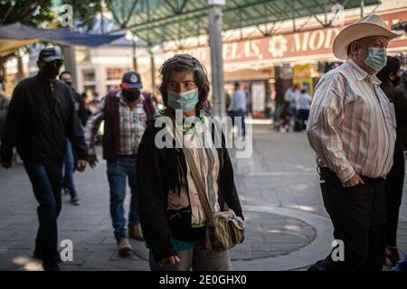 HERMOSILLO, MESSICO DICEMBRE 31: La gente cammina per le strade del centro per lo shopping di fine anno. Vita quotidiana delle Ermosillenze, durante l'ultimo giorno dell'anno il 31 dicembre 2020 a Hermosillo, Messico. Anno nuovo (Foto di Luis Gutierrez / Foto Norte) HERMOSILLO, MESSICO DICIEMBRE 31: Personas caminan por las calles del centro de la ciudad para las compras de fin de año. Vida cotidiana de hermosillences, durante el ultimo dia del año el 31 de Diciembre 2020 en Hermosillo, Messico. Año nuevo (Foto di Luis Gutierrez/Norte Foto)..vecchia donna, mujer vieja, Foto Stock