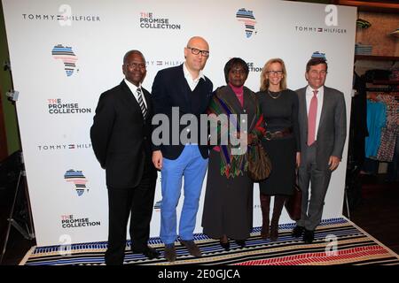 L'Ambasciatore dell'Uganda in Francia Elizabeth Paula Napeyok, Ambasciatore degli Stati Uniti in Francia e Monaco, Charles H. Rivkin e la moglie partecipano al lancio della "Promise Collection" presso il negozio di punta Tommy Hilfiger Champs-Elysees a Parigi, Francia, il 26 aprile 2012. La Promise Collection mira a ridurre drasticamente la povertà in Africa entro il 2015. Foto di ABACAPRESS.COM Foto Stock