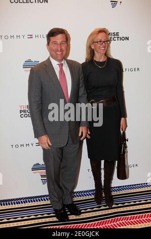 L'Ambasciatore DEGLI STATI UNITI in Francia e Monaco, Charles H. Rivkin e la moglie partecipano al lancio della "Promise Collection" presso il negozio di punta Tommy Hilfiger Champs-Elysees a Parigi, Francia, il 26 aprile 2012. La Promise Collection mira a ridurre drasticamente la povertà in Africa entro il 2015. Foto di ABACAPRESS.COM Foto Stock