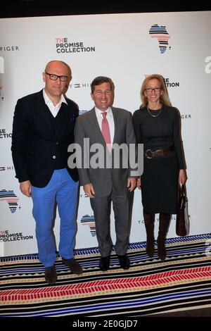 L'Ambasciatore DEGLI STATI UNITI in Francia e Monaco, Charles H. Rivkin e la moglie partecipano al lancio della "Promise Collection" presso il negozio di punta Tommy Hilfiger Champs-Elysees a Parigi, Francia, il 26 aprile 2012. La Promise Collection mira a ridurre drasticamente la povertà in Africa entro il 2015. Foto di ABACAPRESS.COM Foto Stock