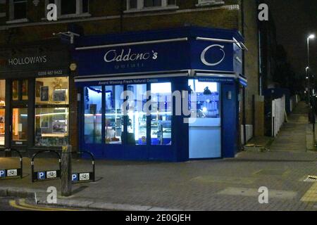 Londra, Regno Unito. 31 dicembre 2020. Northcote Road a Clapham Junction, South West London normalmente brulicante di ristoranti e pub è deserta come New Closures sotto coronavirus Tier 4 prende effetto. Credit: JOHNNY ARMSTEAD/Alamy Live News Foto Stock