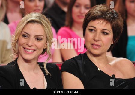 Judith El Zein e Valerie Benguigui al Taping di Vivement Dimanche il 11 aprile 2012 a Parigi, Francia. Foto di Max Colin/ABACAPRESS.COM Foto Stock