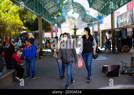 `HERMOSILLO, MESSICO 31 DICEMBRE: La gente cammina per le strade del centro per lo shopping di fine anno. Vita quotidiana delle Ermosillenze, durante l'ultimo giorno dell'anno il 31 dicembre 2020 a Hermosillo, Messico. Anno nuovo (Foto di Luis Gutierrez / Foto Norte) HERMOSILLO, MESSICO DICIEMBRE 31: Personas caminan por las calles del centro de la ciudad para las compras de fin de año. Vida cotidiana de hermosillences, durante el ultimo dia del año el 31 de Diciembre 2020 en Hermosillo, Messico. Año nuevo (Foto di Luis Gutierrez/Norte Foto) Foto Stock