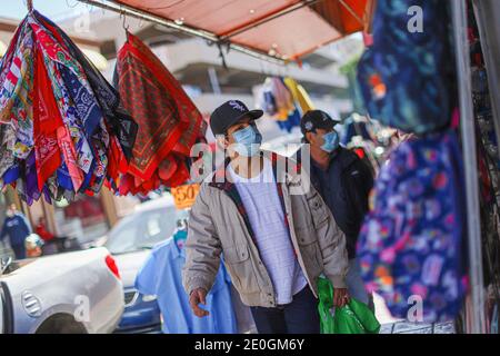 HERMOSILLO, MESSICO DICEMBRE 31: La gente cammina per le strade del centro per lo shopping di fine anno. Vita quotidiana delle Ermosillenze, durante l'ultimo giorno dell'anno il 31 dicembre 2020 a Hermosillo, Messico. Anno nuovo (Foto di Luis Gutierrez / Foto Norte) HERMOSILLO, MESSICO DICIEMBRE 31: Personas caminan por las calles del centro de la ciudad para las compras de fin de año. Vida cotidiana de hermosillences, durante el ultimo dia del año el 31 de Diciembre 2020 en Hermosillo, Messico. Año nuevo (Foto di Luis Gutierrez/Norte Foto) Foto Stock