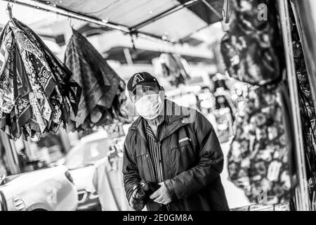 HERMOSILLO, MESSICO DICEMBRE 31: La gente cammina per le strade del centro per lo shopping di fine anno. Vita quotidiana delle Ermosillenze, durante l'ultimo giorno dell'anno il 31 dicembre 2020 a Hermosillo, Messico. Anno nuovo (Foto di Luis Gutierrez / Foto Norte) HERMOSILLO, MESSICO DICIEMBRE 31: Personas caminan por las calles del centro de la ciudad para las compras de fin de año. Vida cotidiana de hermosillences, durante el ultimo dia del año el 31 de Diciembre 2020 en Hermosillo, Messico. Año nuevo (Foto di Luis Gutierrez/Norte Foto) Foto Stock