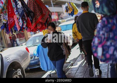 HERMOSILLO, MESSICO DICEMBRE 31: La gente cammina per le strade del centro per lo shopping di fine anno. Vita quotidiana delle Ermosillenze, durante l'ultimo giorno dell'anno il 31 dicembre 2020 a Hermosillo, Messico. Anno nuovo (Foto di Luis Gutierrez / Foto Norte) HERMOSILLO, MESSICO DICIEMBRE 31: Personas caminan por las calles del centro de la ciudad para las compras de fin de año. Vida cotidiana de hermosillences, durante el ultimo dia del año el 31 de Diciembre 2020 en Hermosillo, Messico. Año nuevo (Foto di Luis Gutierrez/Norte Foto) Foto Stock