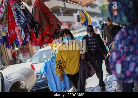 HERMOSILLO, MESSICO DICEMBRE 31: La gente cammina per le strade del centro per lo shopping di fine anno. Vita quotidiana delle Ermosillenze, durante l'ultimo giorno dell'anno il 31 dicembre 2020 a Hermosillo, Messico. Anno nuovo (Foto di Luis Gutierrez / Foto Norte) HERMOSILLO, MESSICO DICIEMBRE 31: Personas caminan por las calles del centro de la ciudad para las compras de fin de año. Vida cotidiana de hermosillences, durante el ultimo dia del año el 31 de Diciembre 2020 en Hermosillo, Messico. Año nuevo (Foto di Luis Gutierrez/Norte Foto) Foto Stock