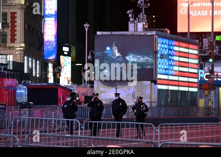 New York, Stati Uniti. 31 dicembre 2020. Gli ufficiali della NYPD camminano lungo una 7th Avenue quasi vuota in Times Square dove i festaioli della vigilia di Capodanno sarebbero normalmente in piedi spalla a spalla, New York, NY, 31 dicembre 2020. Il tradizionale raduno dei festaioli della vigilia di Capodanno a Times Square è stato limitato a causa dell'aumento di COVID-19, come gli Stati Uniti stabilisce nuovi record giornalieri nel numero di morti e ricoveri dovuti a infezioni da Coronavirus. (Foto di Anthony Behar/Sipa USA) Credit: Sipa USA/Alamy Live News Foto Stock