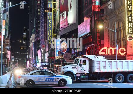 New York, Stati Uniti. 31 dicembre 2020. Un'auto di pattuglia del NYPD e un camion di scarico del reparto di igiene sono stabiliti alla 8th Avenue e 42nd Street per impedire alle persone e al traffico di accedere a Times Square dove non sono permessi i rivelatori a causa della pandemia di Coronavirus in corso, New York, NY, 31 dicembre 2020. Il tradizionale raduno dei festaioli della vigilia di Capodanno a Times Square è stato limitato a causa dell'aumento di COVID-19, come gli Stati Uniti stabilisce nuovi record giornalieri nel numero di morti e ricoveri dovuti a infezioni da Coronavirus. (Foto di Anthony Behar/Sipa USA) Credit: Sipa USA/Alamy Live News Foto Stock